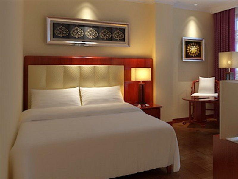 Diamond Hotel Пномпень Экстерьер фото